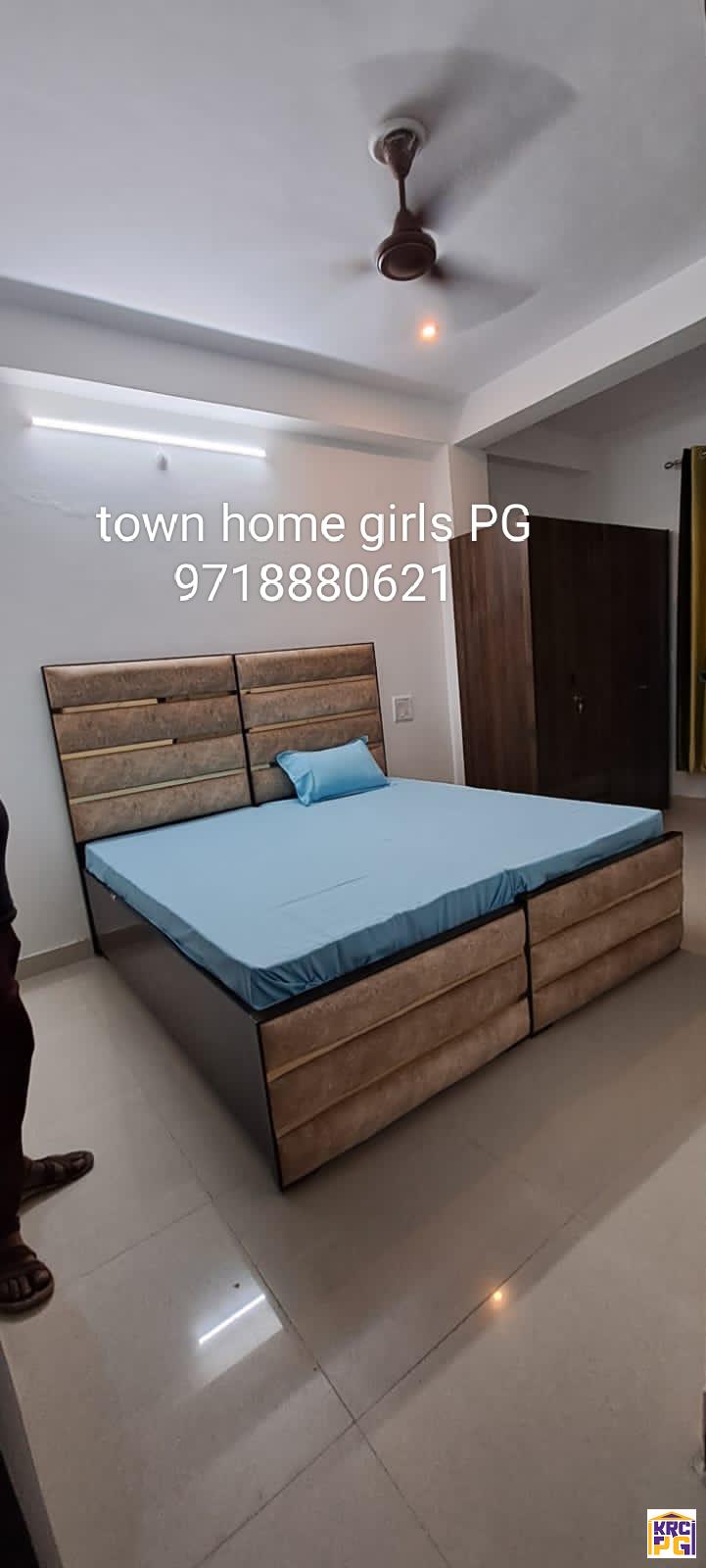 town-home-girls-PG